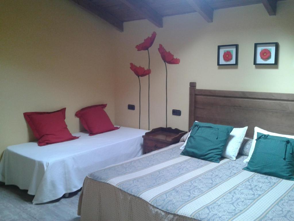 A bed or beds in a room at Apartamentos Turísticos EL Duende de Carricuende