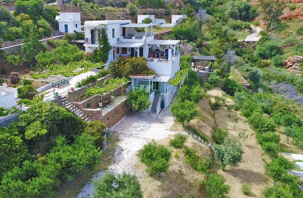 uma vista aérea de uma grande casa branca em Kypri Apartments em Kypri