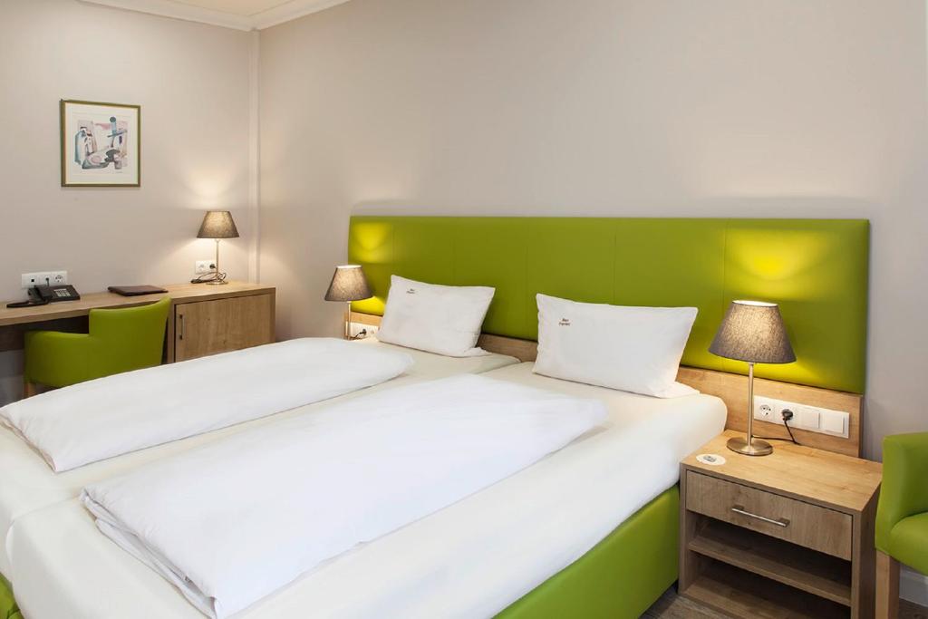 Postel nebo postele na pokoji v ubytování Hotel Engelbert