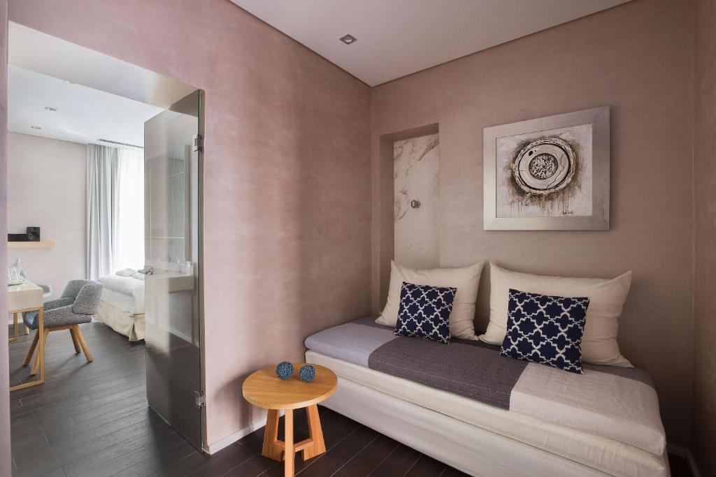 Consolato Boutique - 15