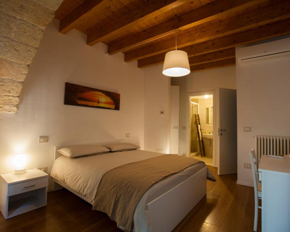 een slaapkamer met een groot bed in een kamer bij Dimora Nonna Rosa in Conversano