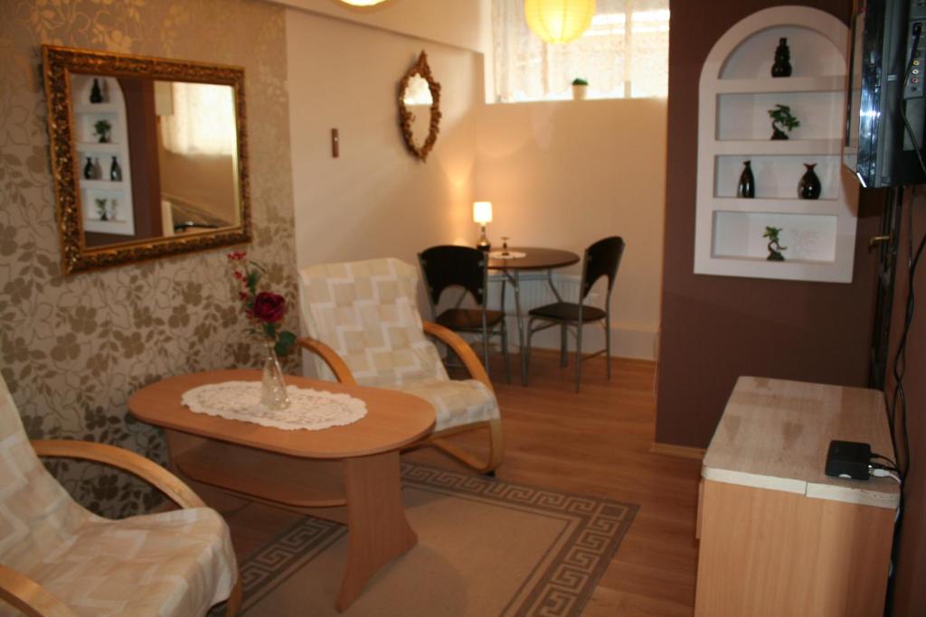 salon ze stołem i krzesłami w obiekcie Apartament Manhattan w Olsztynie w Olsztynie