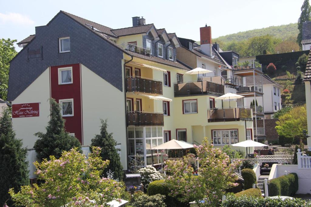 un grupo de edificios con mesas y sombrillas en Ferienhaus Nehring, en Bad Neuenahr-Ahrweiler