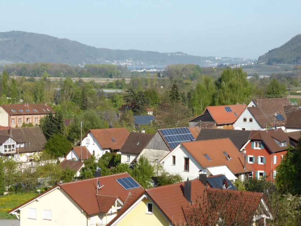 een groep huizen met zonnepanelen op hun daken bij FeWo Aida in Stockach