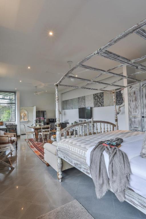 Postel nebo postele na pokoji v ubytování 55TG Boutique Suites