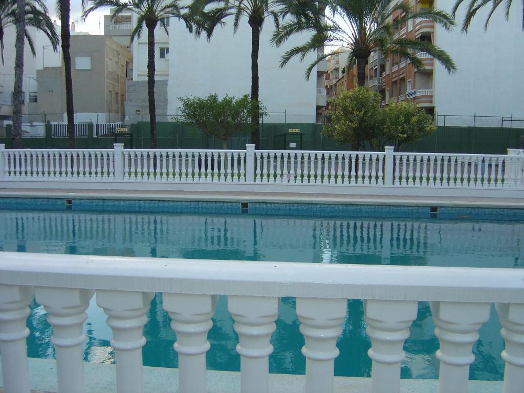 Bazén v ubytovaní Palmeral de Torrevieja alebo v jeho blízkosti