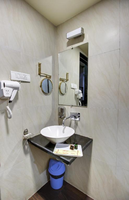 Koupelna v ubytování Hotel Sai Miracle