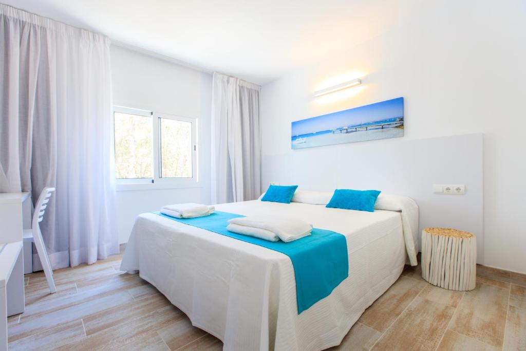 Posteľ alebo postele v izbe v ubytovaní Pinos Playa Suites