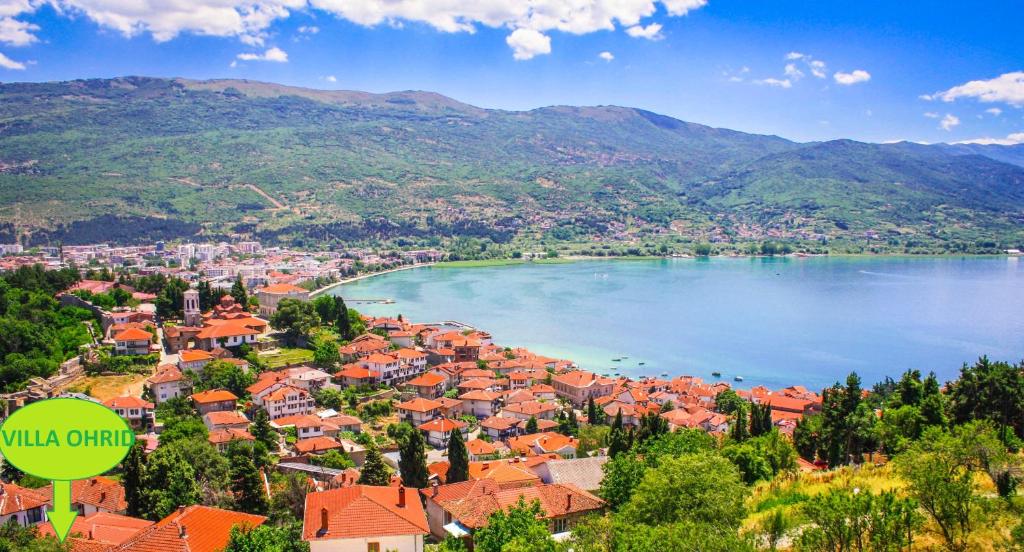 vistas a una ciudad y a un cuerpo de agua en Villa Ohrid, en Ohrid