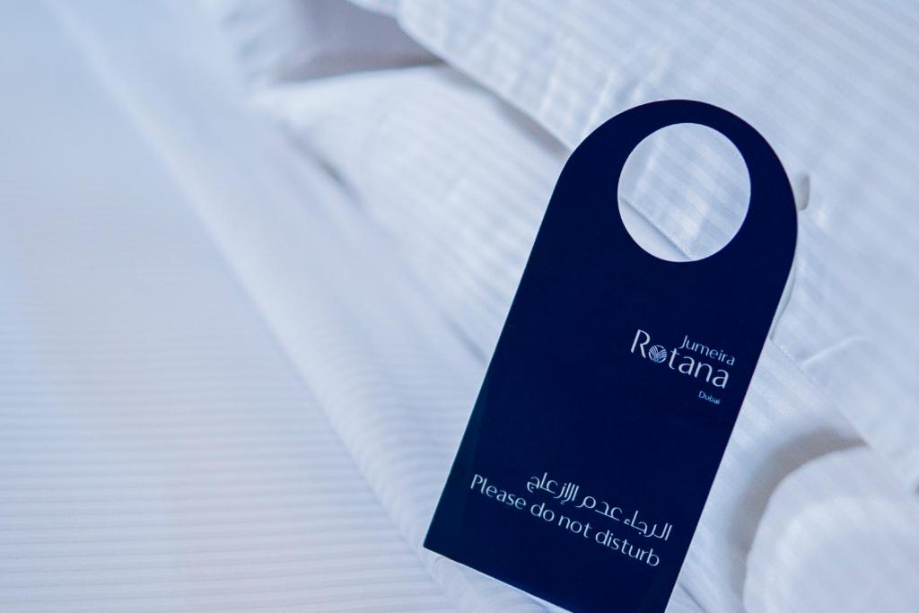 Postel nebo postele na pokoji v ubytování Jumeira Rotana – Dubai