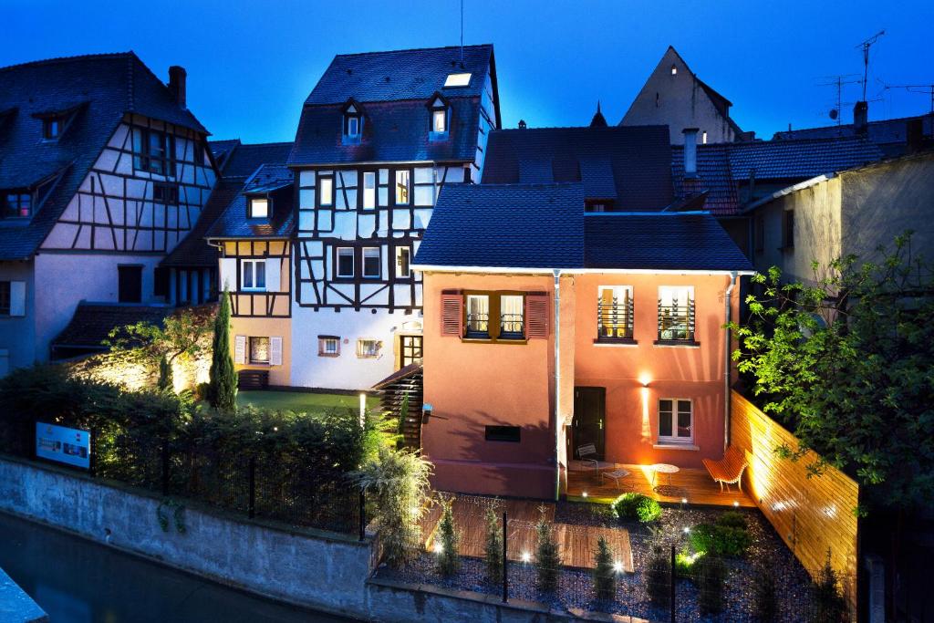 ein Haus in einer Stadt in der Nacht in der Unterkunft Hotel Le Colombier Suites in Colmar