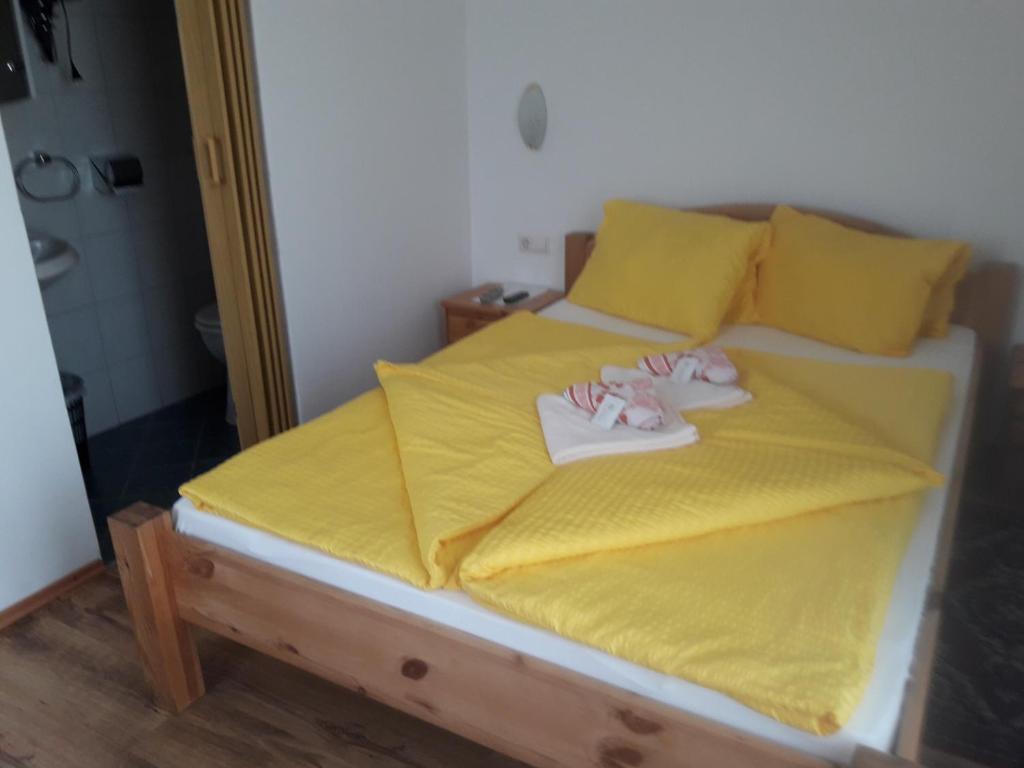 Voodi või voodid majutusasutuse Gästehaus Lutschounig toas