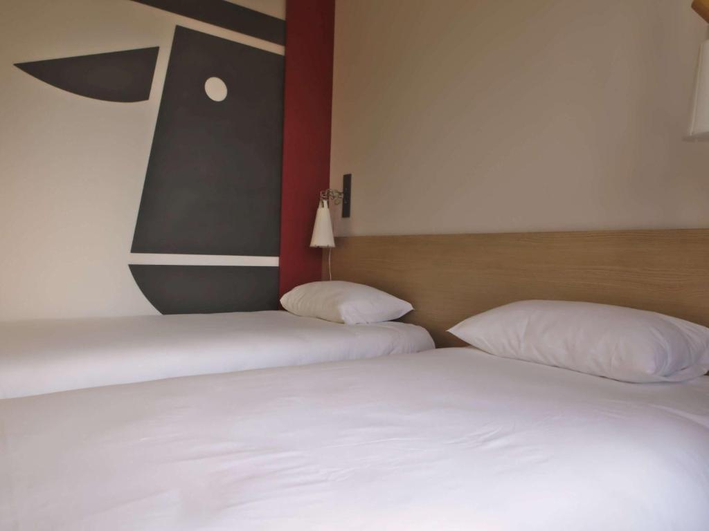 Postel nebo postele na pokoji v ubytování ibis Styles Moulins Centre