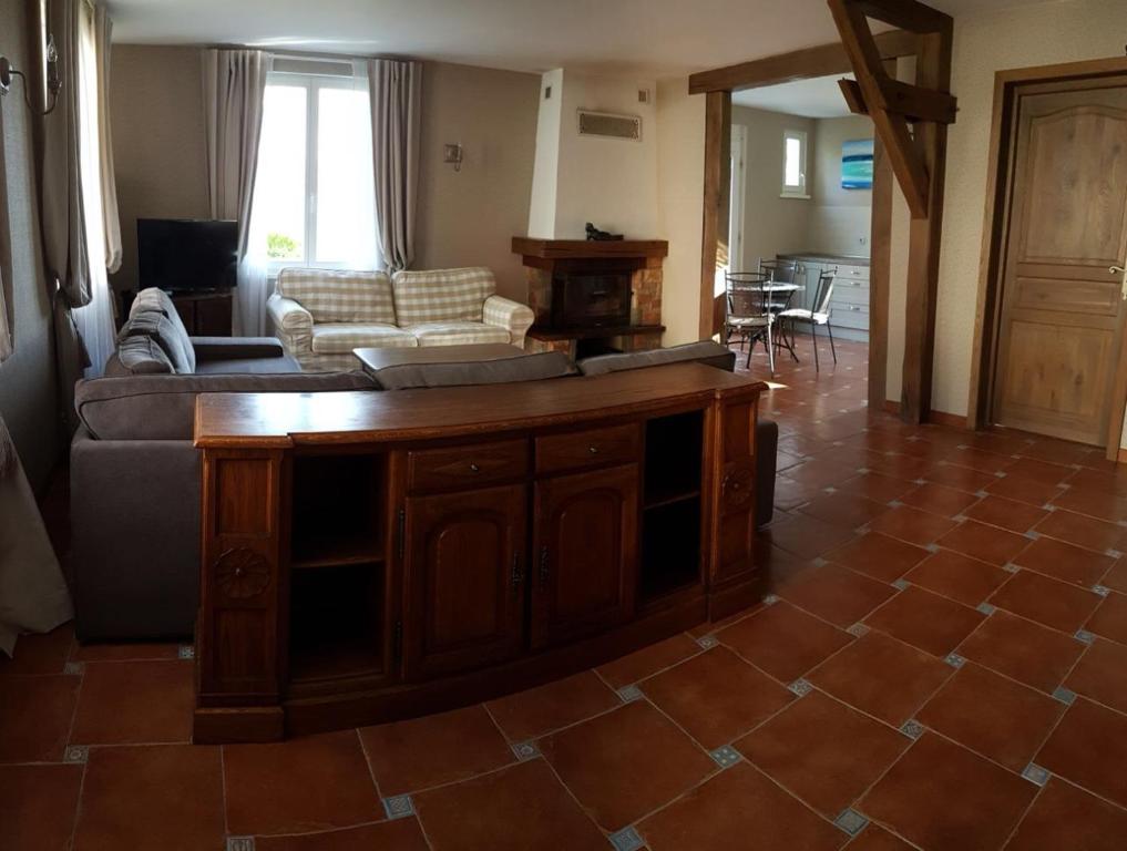een woonkamer met een bank en een tafel bij Holiday Home Castle View in Pierrefonds