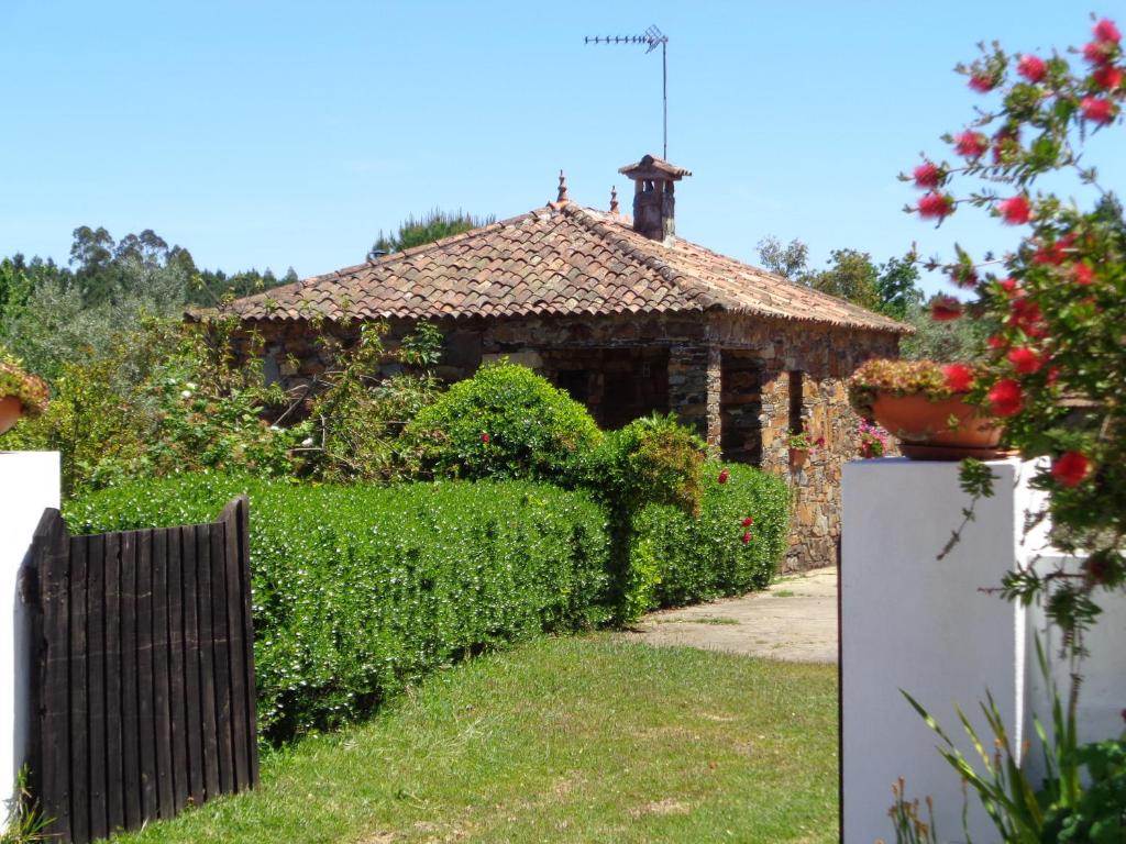 un jardín con una casa vallada y una puerta en Sossego, en Pedrógão Grande