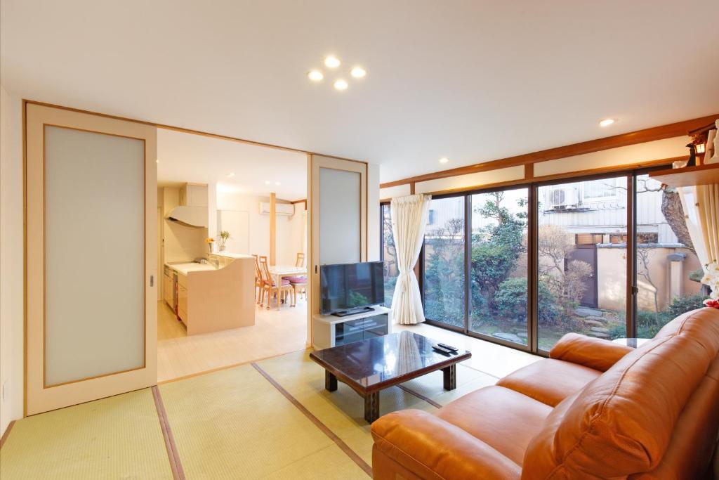 Kanazawa Seiren Le Lotus Bleu في كانازاوا: غرفة معيشة مع أريكة وطاولة