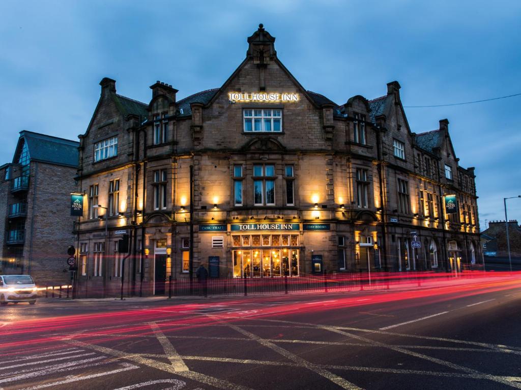 an old building on a city street at night at Toll House Inn in Lancaster