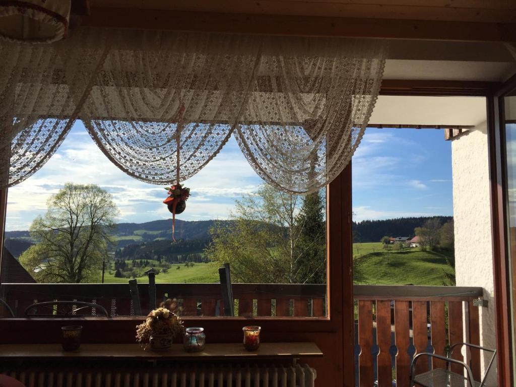 una finestra con vista su un campo verde di Ferienwohnung Familie Zuck a Missen-Wilhams