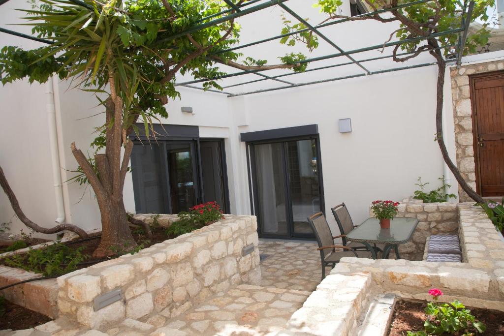 Artemis Village Apartments & Studios - 14