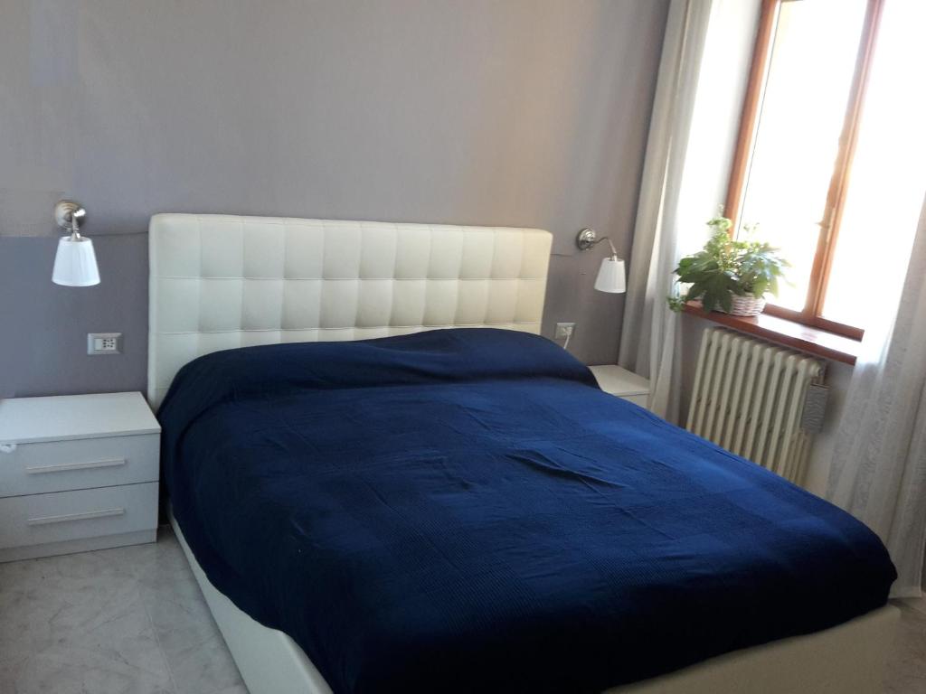 レッチェにあるTower Lecceのベッドルーム1室(大型ベッド1台、青い毛布付)