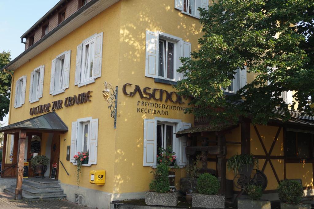 Gasthof zur Traube في كونستانز: مبنى اصفر مع وضع علامة عليه
