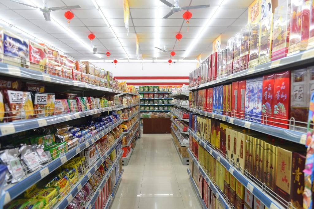 Supermarket nebo jiné obchody v  hostelu nebo okolí
