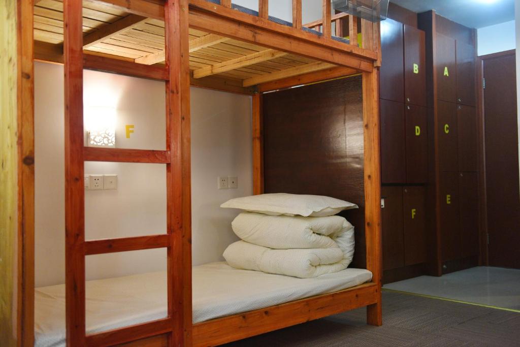 Postel nebo postele na pokoji v ubytování Huangshan Tangkou Haoshi International Youth Hostel