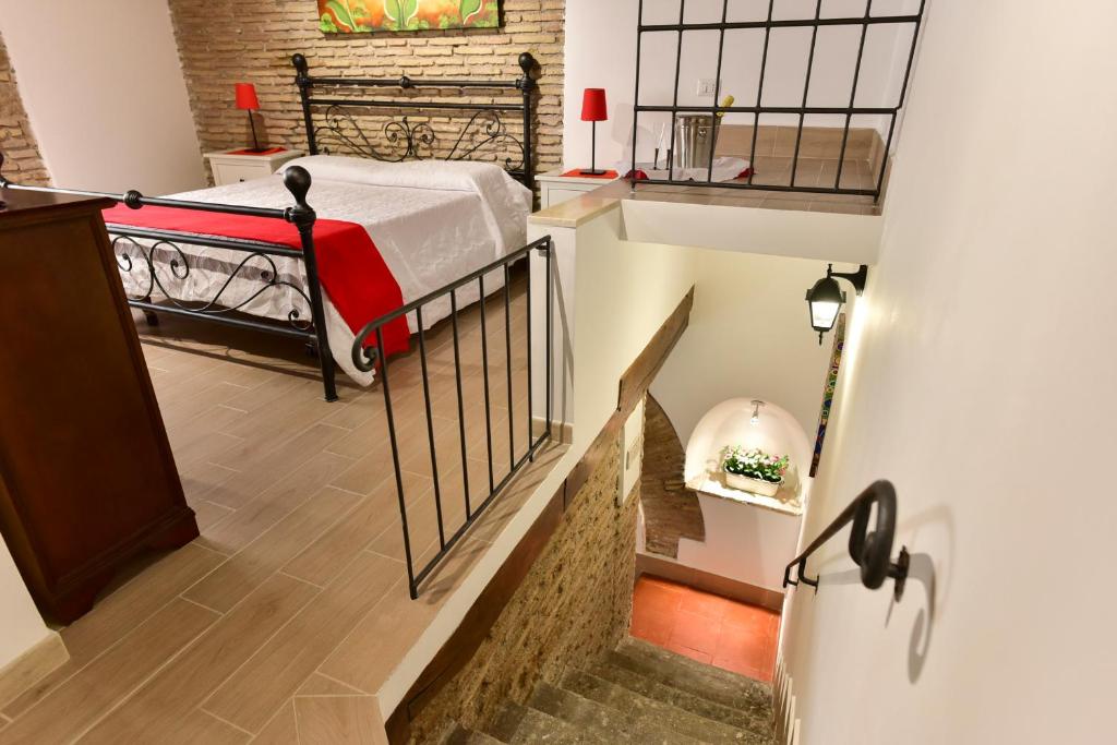 ローマにあるMaison del Fico Piazza Navonaのベッドと階段が備わる小さな客室です。