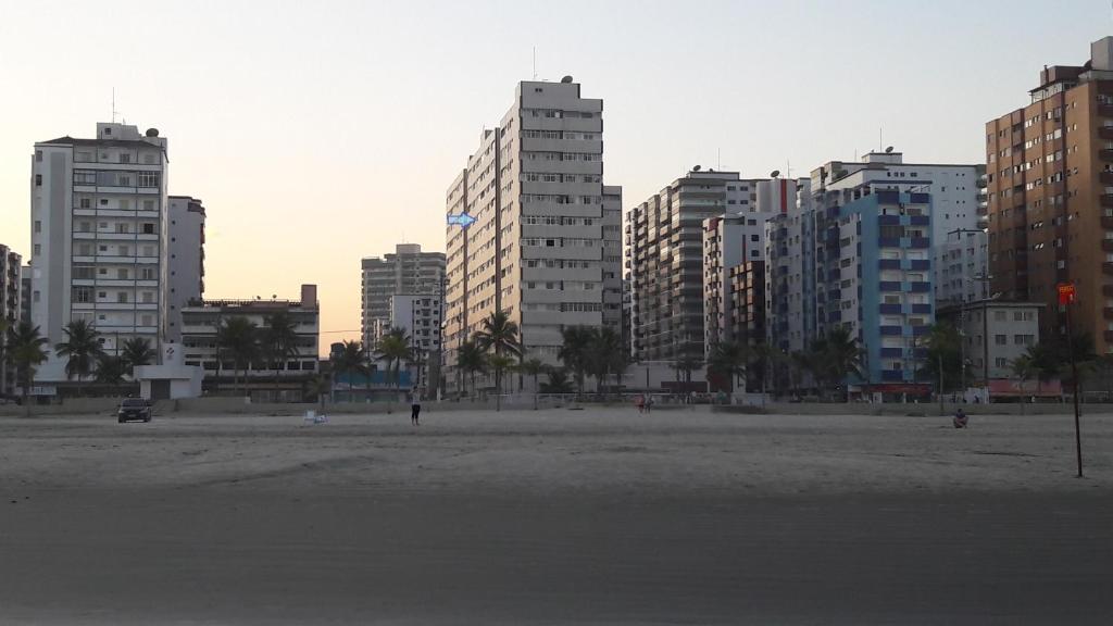 vistas a una ciudad con edificios altos en Apartamento da Flávia, en Praia Grande