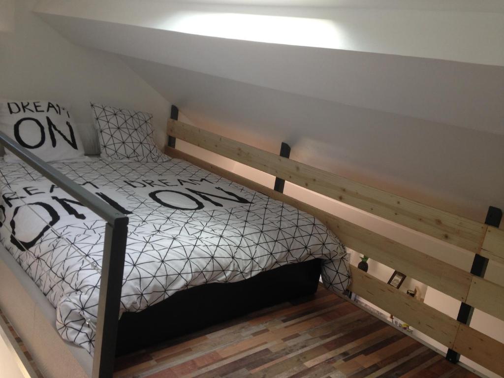 a bedroom with a bunk bed in a room at La sucrette in Amboise
