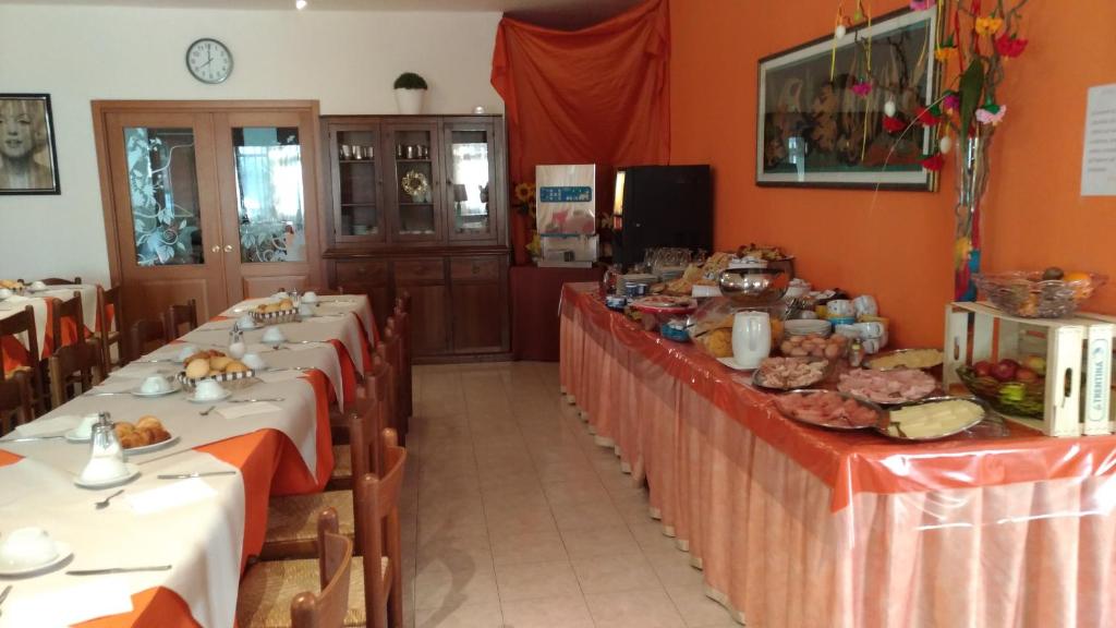 リド・ディ・イエゾロにあるHotel Rexの長いテーブルが並ぶレストラン