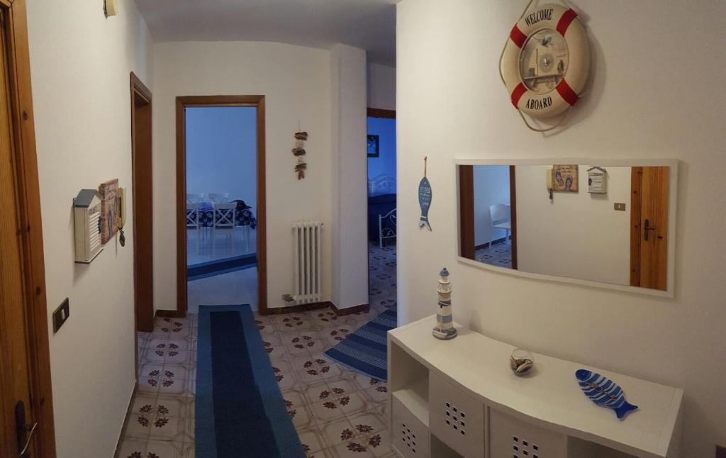 オートラントにあるBlue Holiday Apartmentの鏡とテーブル付きの廊下がある部屋