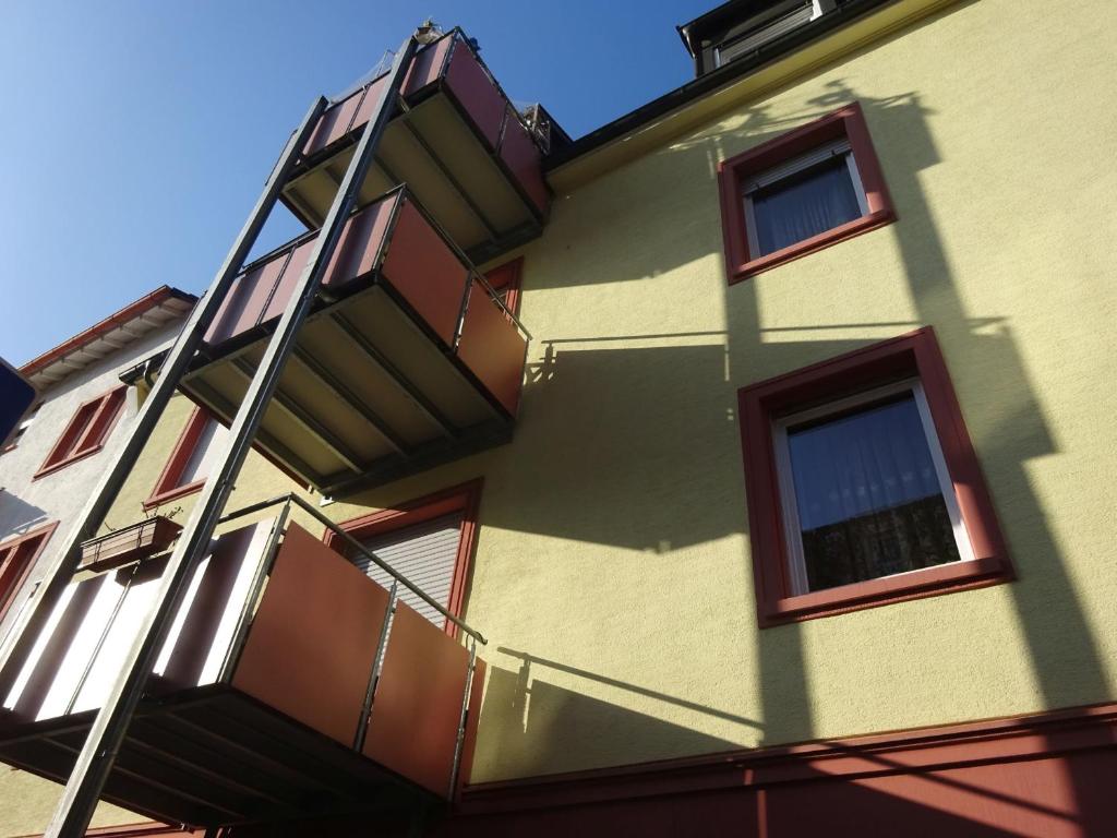 ein gelbes Gebäude mit einer Leiter an der Seite in der Unterkunft City Appartement in Baden-Baden