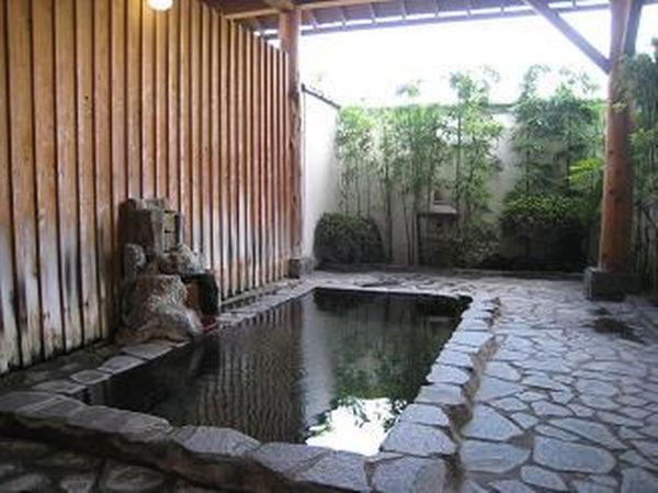 a pool of water in the middle of a patio at Nitaya in Minakami