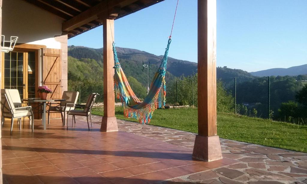 un patio con tavolo, sedie e amaca di Casa Rural Amazonas a Sumbilla