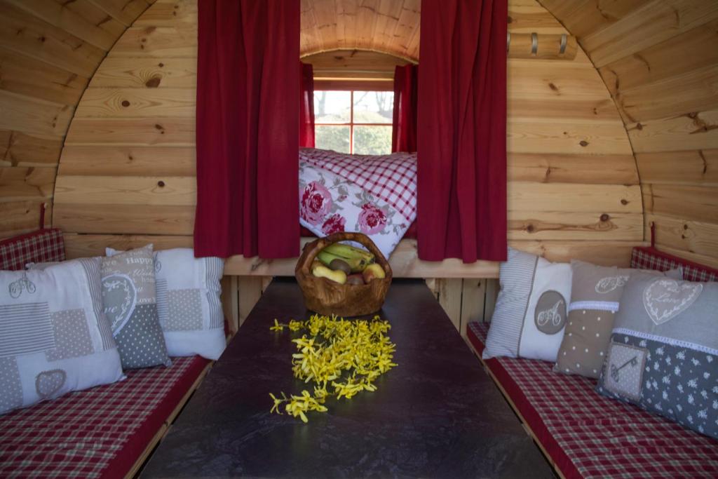 una habitación con una mesa con un montón de almohadas en Camping-Erbenwald, en Neubulach