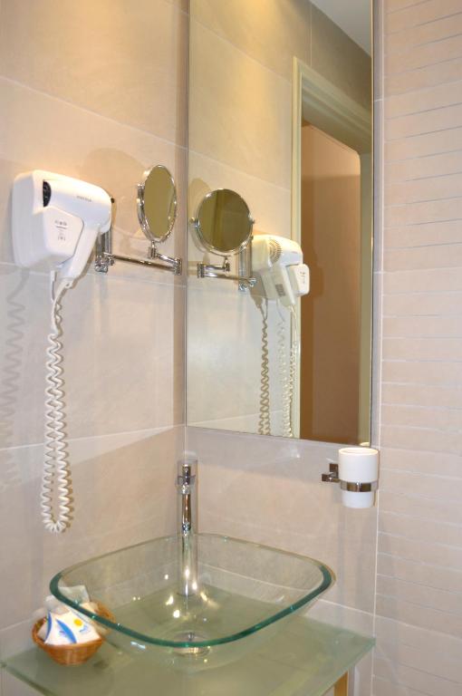 Koupelna v ubytování Saga Hotel