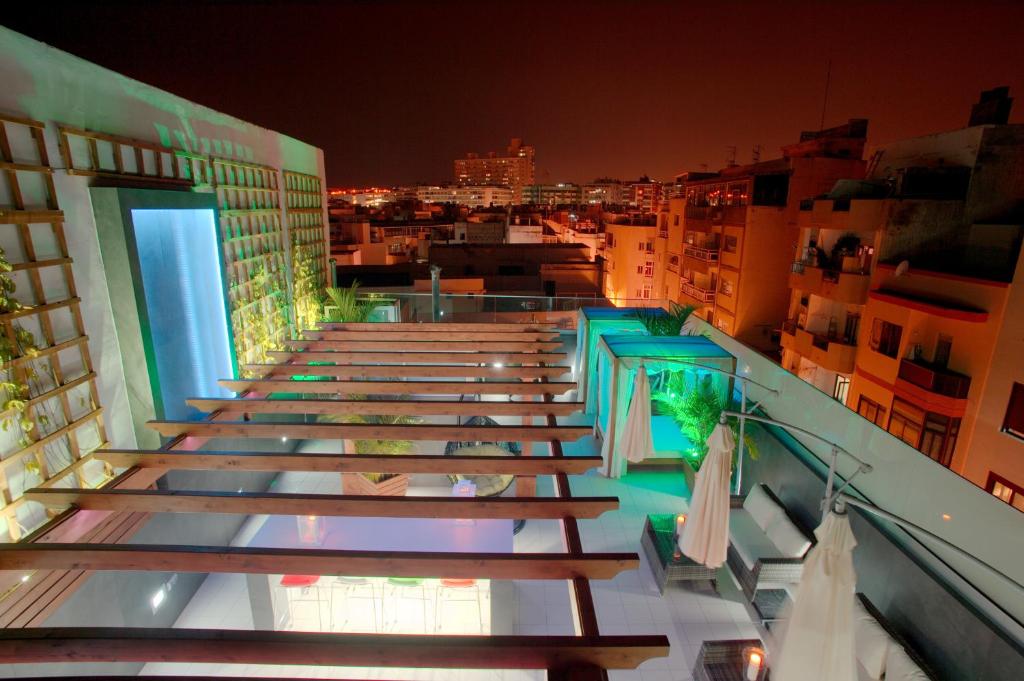 - une vue depuis le haut du bâtiment la nuit dans l'établissement Valentina Beach, à Las Palmas de Gran Canaria