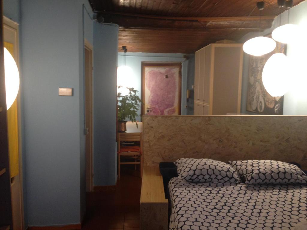 een slaapkamer met een bed, een tafel en een spiegel bij Mood Villa Glori in Pavia