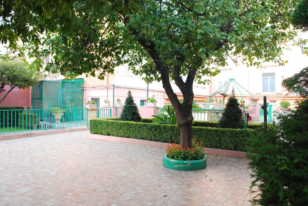 un arbre dans un pot vert à côté d'un bâtiment dans l'établissement Villa Preziosa, à Portici