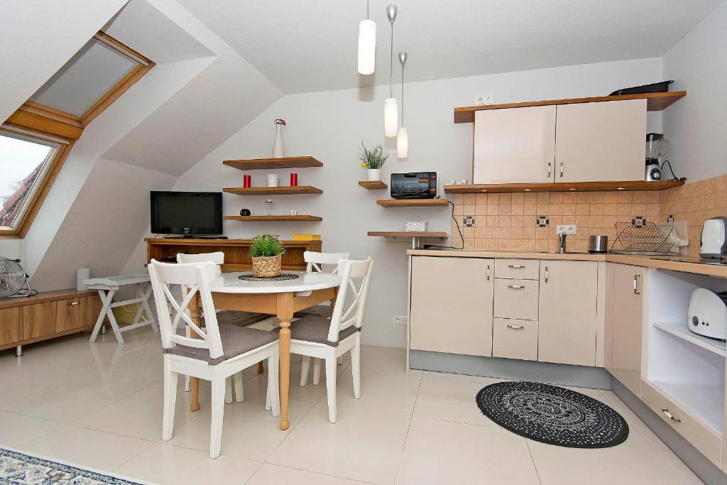 - une cuisine et une salle à manger avec une table et des chaises dans l'établissement Słoneczny Apartament Sopot, à Sopot