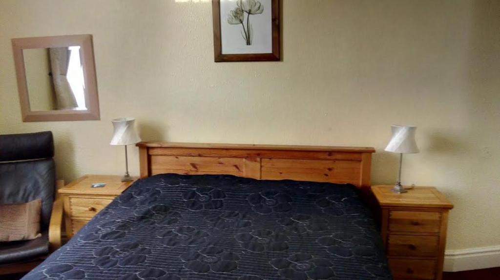 Una cama o camas en una habitación de Chesterfields Guest House