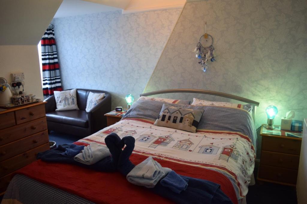 een persoon die op een bed in een slaapkamer ligt bij The Lyndsay Guest House in Skegness