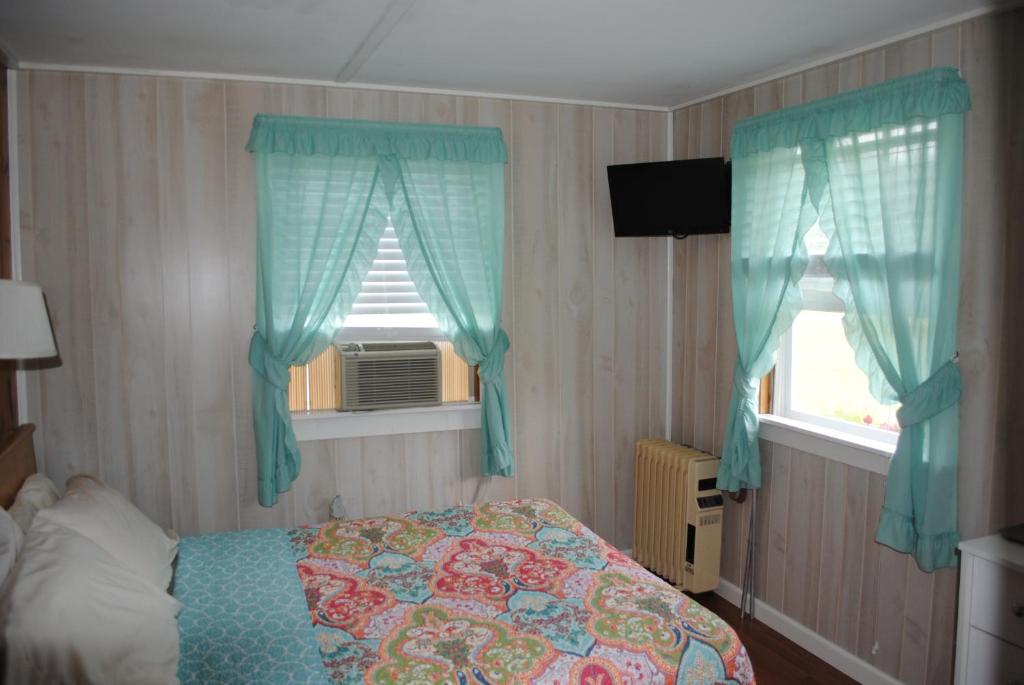 Postel nebo postele na pokoji v ubytování Rock Ledge Motel