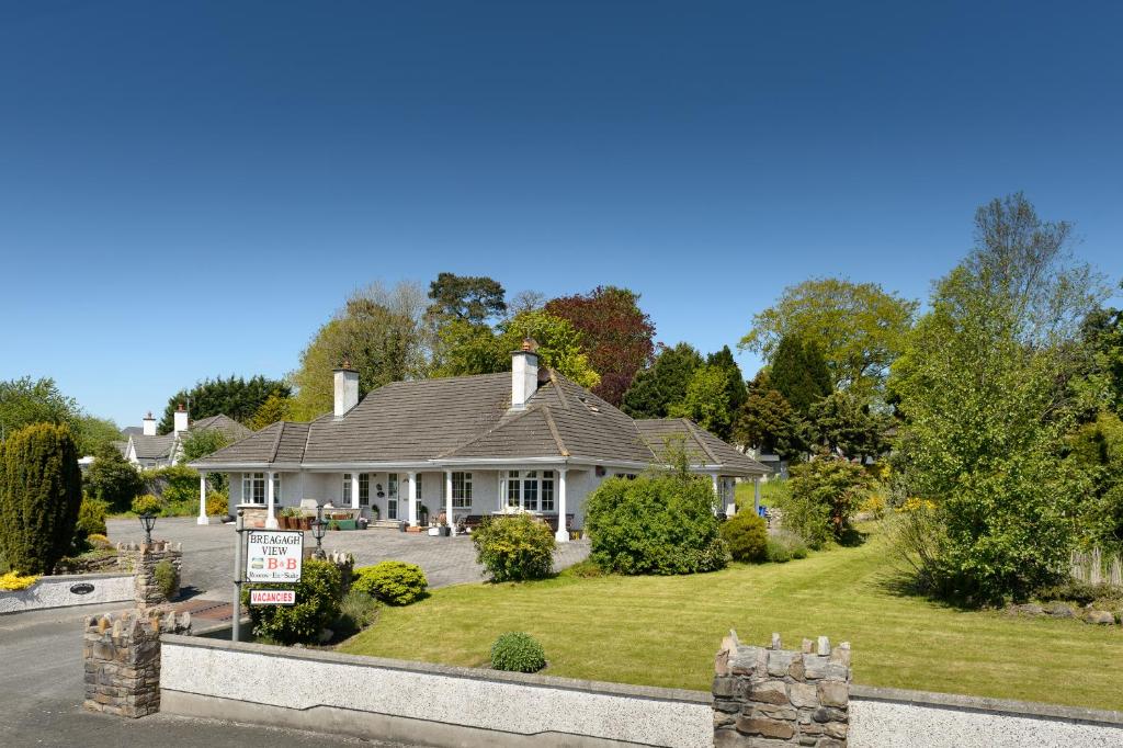 uma casa com um relvado em frente em Breagagh View B&B em Kilkenny