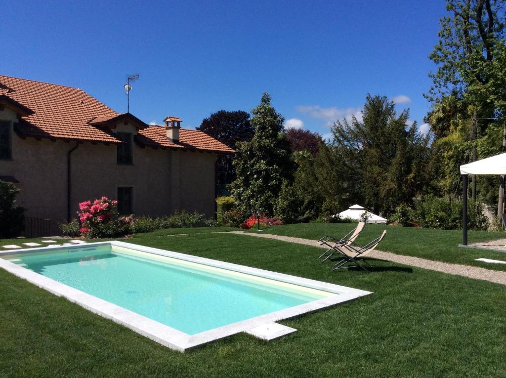 una piscina en el patio de una casa en Il Bosso del Lago, en Ameno