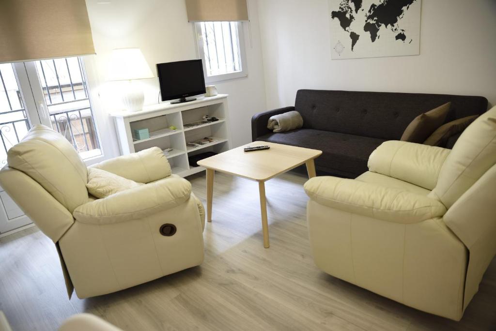 sala de estar con 2 sillas y sofá en Apartamento Blanes, en Granada