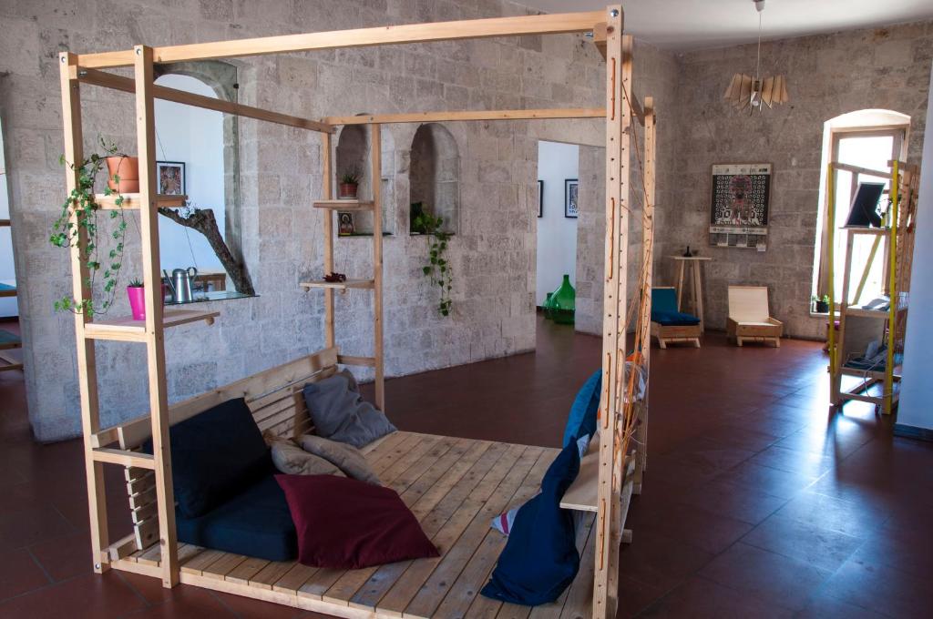Zimmer mit Etagenbett in einem Zimmer in der Unterkunft Palazzo Verrone in Bari