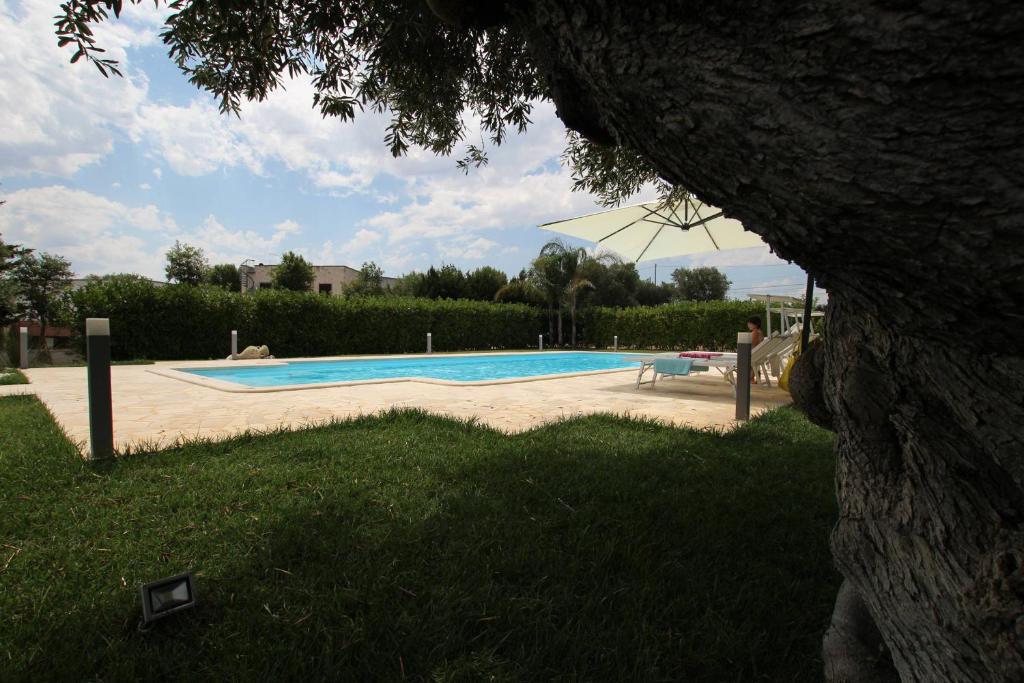 ein Schwimmbad in der Mitte eines Gartens in der Unterkunft Apulia Bianca in Monopoli