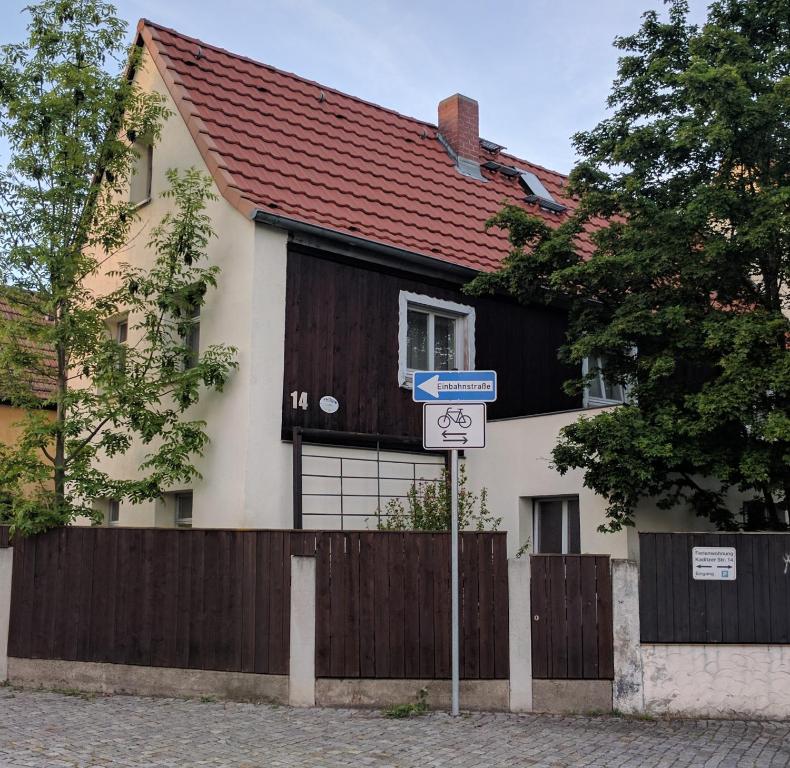 een huis met een hek en een bord ervoor bij Ferienwohnung Pohle-Priske Radebeul in Radebeul